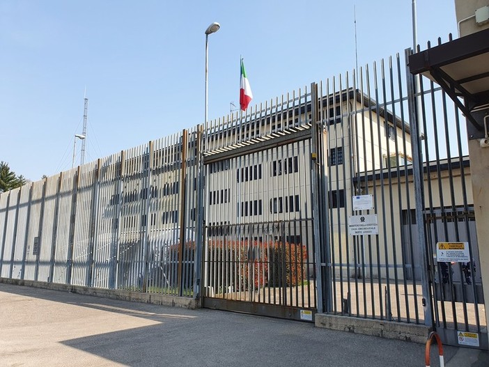 Busto, caos in carcere: «Armati di bastoni di ferro hanno distrutto il reparto» Busto, caos in carcere: «Armati di bastoni di ferro hanno distrutto il reparto»