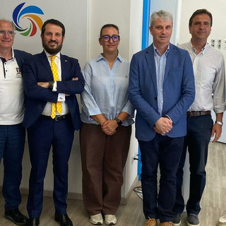 Il Comitato organizzatore dei grandi eventi del canottaggio ospite di Acinque allo sportello di via Avegno, nel cuore di Varese