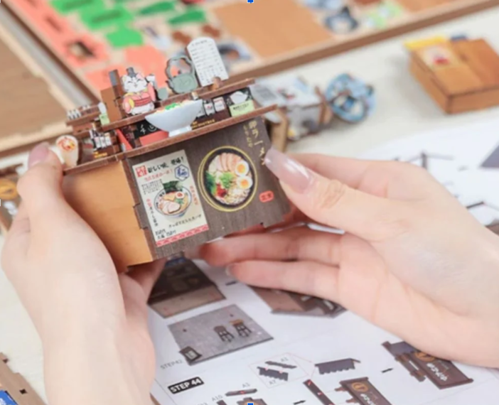 Il ritorno alle serate analogiche tra Book Nook e hobby creativi Il ritorno alle serate analogiche tra Book Nook e hobby creativi