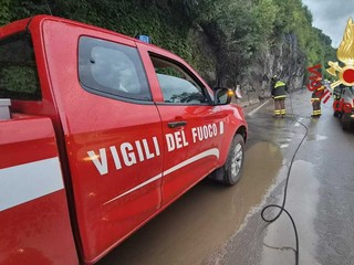 Smottamenti in provincia di Como sulla Regina qui e nella foto successiva