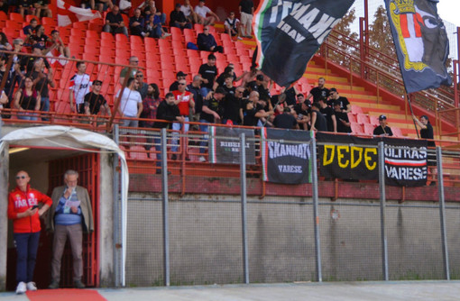 Gli ultrà del Varese nell'ultima gara casalinga con il Saluzzo e, sotto, a Celle (foto Ezio Macchi)