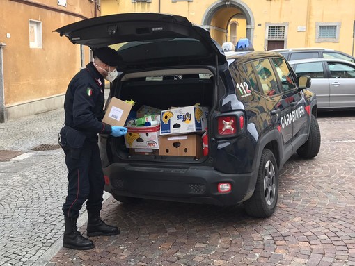 Valcuvia, l'aiuto dei carabinieri: consegnano la spesa alle famiglie in difficoltà