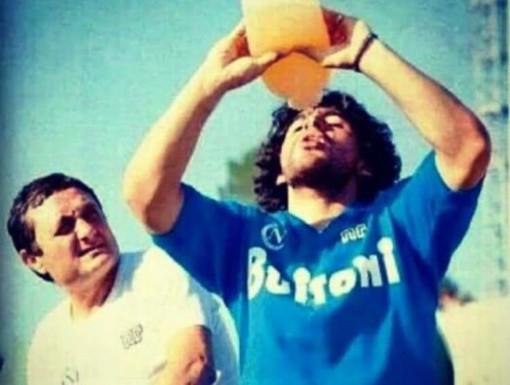 Salvatore Carmando con Maradona nella foto postata dal sindaco di Bodio Eleonora Paolelli
