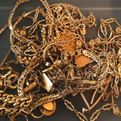 Oltre 230 chili d’oro e gioielli contrabbandati in Svizzera, nei guai sei italiani Oltre 230 chili d’oro e gioielli contrabbandati in Svizzera, nei guai sei italiani