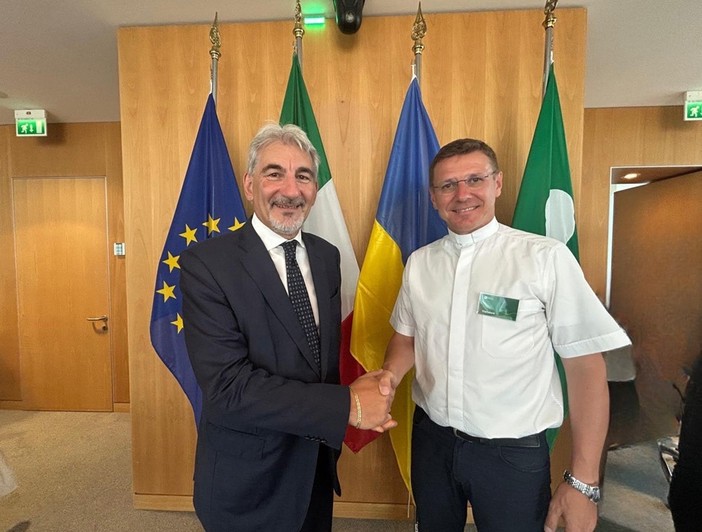 Lombardia-Ucraina, sottosegretario Cattaneo incontra i giovani “messaggeri di pace” contro l'orrore della guerra Lombardia-Ucraina, sottosegretario Cattaneo incontra i giovani “messaggeri di pace” contro l'orrore della guerra