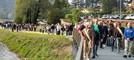 In centinaia per la prima passeggiata sulla nuova ciclopedonale del lago di Ghirla inaugurata oggi