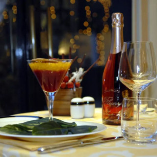 Cenone di Capodanno, da numero bicchieri a centimetri tra i piatti: cinque errori da evitare a tavola