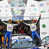 Andrea Crugnola (a destra) in trionfo con il navigatore Luca Beltrame al Ciocco sulle strade toscane (Foto Alessandro Umberto Galbiati)