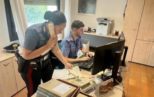 Deruba un'anziana con la truffa del finto operatore bancario: i carabinieri di Luino gli sequestrano il conto corrente