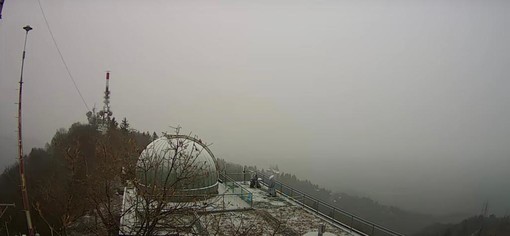 Dalla webcam del Centro Geofisico Prealpino la prima neve stamattina al Campo dei Fiori