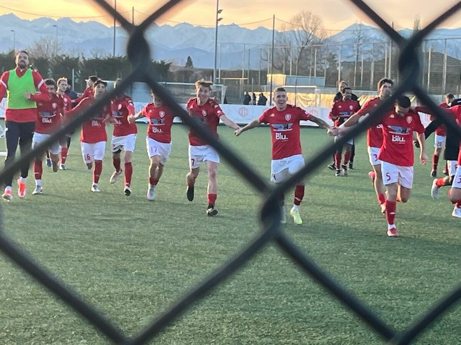 La corsa dei giocatori del Varese dopo la vittoria folle di Vinovo contro il Chisola