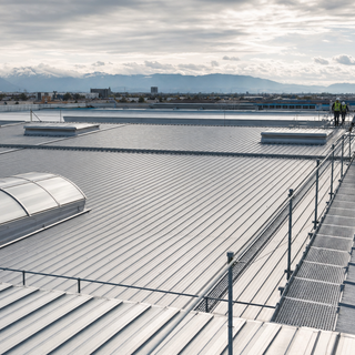 Coperture per capannoni industriali, tra sicurezza, efficienza energetica e continuità operativa Coperture per capannoni industriali, tra sicurezza, efficienza energetica e continuità operativa