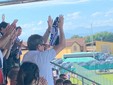 Claudio Milanese in piedi risponde all'ovazione del pubblico Claudio Milanese in piedi risponde all'ovazione del pubblico