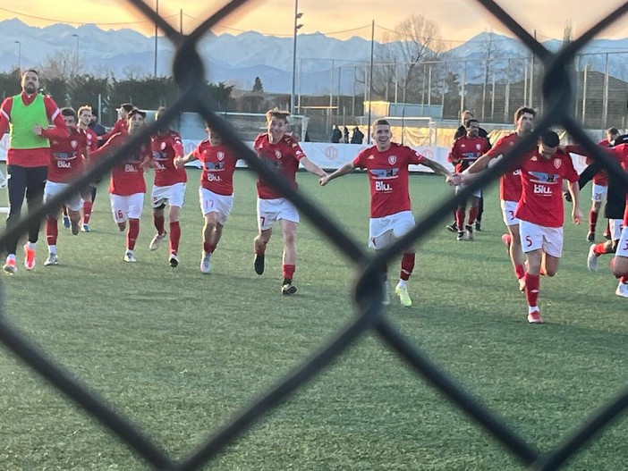 La corsa dei giocatori del Varese dopo la vittoria folle di Vinovo contro il Chisola