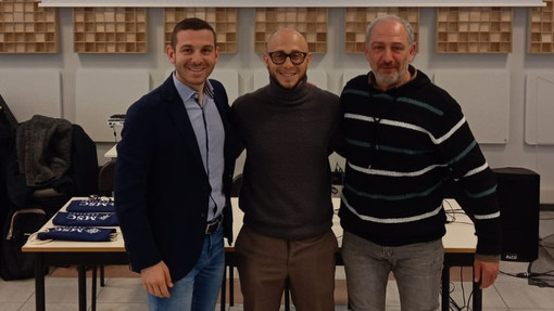 Da sinistra l'arbitro Andrea Calzavara, il dg del vivaio della Varesina Andrea Millefanti e Roberto Arcari Farinetti, presidente della sezione di Varese dell'Associazione Italiana Arbitri tra i banchi del Liceo Manzoni di Varese Da sinistra l'arbitro Andrea Calzavara, il dg del vivaio della Varesina Andrea Millefanti e Roberto Arcari Farinetti, presidente della sezione di Varese dell'Associazione Italiana Arbitri tra i banchi del Liceo Manzoni di Varese