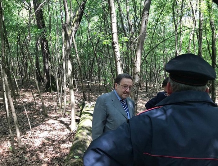 L'assessore De Corato durante il sopralluogo al Rugareto, tra le province di Varese e Milano, uno dei boschi dello spaccio