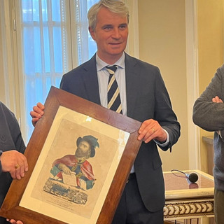 Il presidente dell'associazione Varese per l'Italia Luigi Barion consegna al sindaco Galimberti e all'assessore Laforgia una della cinquanta litografie, stampe e incisioni originali