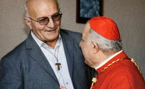Don Piergiorgio Solbiati con l'allora arcivescovo di Milano Dionigi Tettamanzi