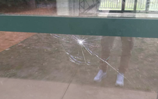 Cittiglio, vandali danneggiano il vetro della struttura delle feste al parco della stazione