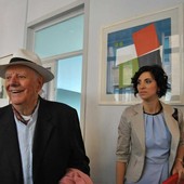 Dario Fo all’Insubria nel giugno 2015 per la presentazione del libro «Un uomo bruciato vivo. Storia di Ion Cazacu», scritto dal Nobel con Florina Cazacu, la figlia della vittima accanto a lui Dario Fo all’Insubria nel giugno 2015 per la presentazione del libro «Un uomo bruciato vivo. Storia di Ion Cazacu», scritto dal Nobel con Florina Cazacu, la figlia della vittima accanto a lui