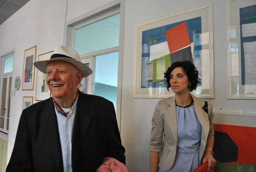 Dario Fo all’Insubria nel giugno 2015 per la presentazione del libro «Un uomo bruciato vivo. Storia di Ion Cazacu», scritto dal Nobel con Florina Cazacu, la figlia della vittima accanto a lui