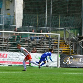Nella foto Ezio Macchi a destra Orso Maria De Ponti, uno dei migliori dell'ultima stagione biancorossa, subito dopo aver realizzato il gol del 2-1 nell'ultima giornata a Lavagna va a prendersi l'abbraccio di Cogliati