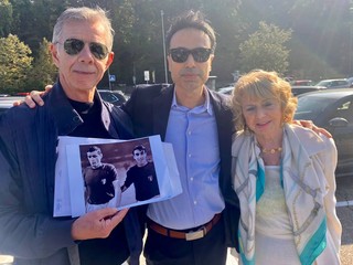 Enzo, nato a Scicli in Sicilia, ma pazzo per il Varese, regala ad Anna Anastasi una fotografia di Pietro con Gigi Riva, e racconta di quando partiva da Biumo Inferiore assieme a un corteo di siciliani che a piedi raggiungevano lo stadio nel nome di Anastasi Enzo, nato a Scicli in Sicilia, ma pazzo per il Varese, regala ad Anna Anastasi una fotografia di Pietro con Gigi Riva, e racconta di quando partiva da Biumo Inferiore assieme a un corteo di siciliani che a piedi raggiungevano lo stadio nel nome di Anastasi