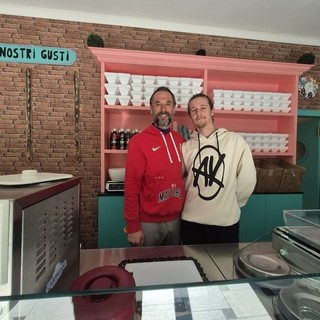Davide Isella insieme al figlio Federico dietro il bancone della gelateria di viale Aguggiari