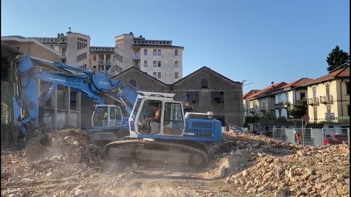 VIDEO. La demolizione del rudere in via Carcano: un'area degradata lascia spazio al futuro