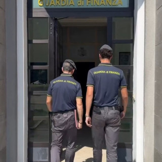 A sedici anni trovato con mezzo etto di hashish e bilancino: denunciato dalla Guardia di Finanza A sedici anni trovato con mezzo etto di hashish e bilancino: denunciato dalla Guardia di Finanza