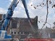 I lavori di demolizione degli edifici della vecchia Don Rimoldi e, sotto nella gallery, come si presenterà il nuovo polo scolastico di San Fermo
