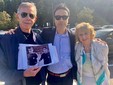 Enzo, nato a Scicli in Sicilia, ma pazzo per il Varese, regala ad Anna Anastasi una fotografia di Pietro con Gigi Riva, e racconta di quando partiva da Biumo Inferiore assieme a un corteo di siciliani che a piedi raggiungevano lo stadio nel nome di Anastasi