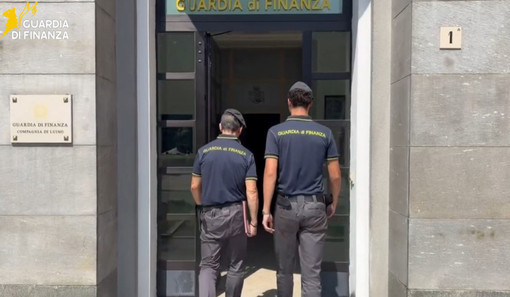 A sedici anni trovato con mezzo etto di hashish e bilancino: denunciato dalla Guardia di Finanza A sedici anni trovato con mezzo etto di hashish e bilancino: denunciato dalla Guardia di Finanza