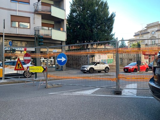 È stata attivata oggi la deviazione obbligatoria per chi arriva da largo Flaiano all'incrocio tra via Magenta (percorribile nel tratto dell'ex Caserma solo dal centro in direzione autostrada) e via Piave È stata attivata oggi la deviazione obbligatoria per chi arriva da largo Flaiano all'incrocio tra via Magenta (percorribile nel tratto dell'ex Caserma solo dal centro in direzione autostrada) e via Piave