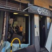 Samarate, dopo l'assalto al bancomat si contano i danni: «Un gesto criminale che colpisce un’intera comunità» Samarate, dopo l'assalto al bancomat si contano i danni: «Un gesto criminale che colpisce un’intera comunità»