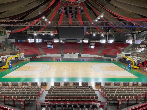 L'Enerxenia Arena si rifà il look: il parquet delle Final Eight sopra quello della Stella