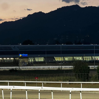 La cartolina di una splendida sera d'estate dall'ippodromo di Varese sorvegliato dal Campo dei Fiori