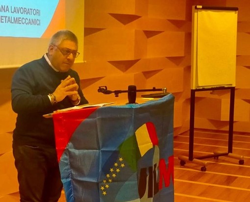 Il segretario generale della Uil Lombardia Enrico Vizza dal palco di Varese ha lanciato un appello a Giorgetti e Fontana