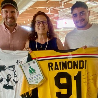 Daniela Colonna Preti tra Edoardo Raimondi e Alessio Piroso che hanno donato alla presidentessa della Polha una parte del ricavato della festa d'addio all'hockey del numero 91 giallonero