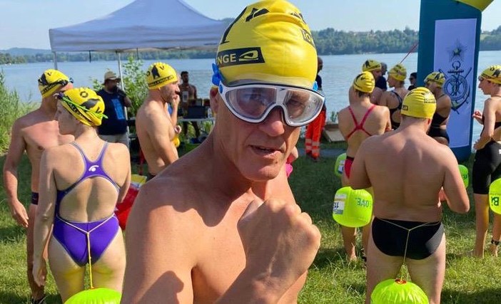 Edoardo Bulgheroni è pronto per nuotare nel Lago di Varese