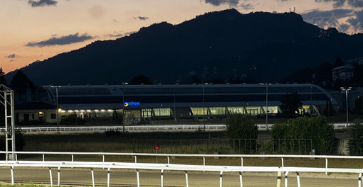 La cartolina di una splendida sera d'estate dall'ippodromo di Varese sorvegliato dal Campo dei Fiori La cartolina di una splendida sera d'estate dall'ippodromo di Varese sorvegliato dal Campo dei Fiori