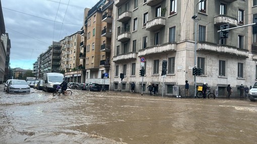 FOTO. Maltempo, strade allagate e traffico in tilt a Milano. Slitta anche il Consiglio regionale