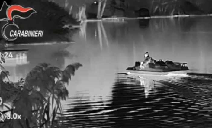 Elia del Grande a bordo di un pedalò sul lago di Monate a Cadrezzate prima della cattura dello scorso novembre Elia del Grande a bordo di un pedalò sul lago di Monate a Cadrezzate prima della cattura dello scorso novembre