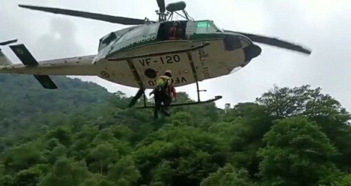 Dodicenne ferito durante un’escursione in Val Grande, recuperato dai vigili del fuoco di Malpensa Dodicenne ferito durante un’escursione in Val Grande, recuperato dai vigili del fuoco di Malpensa