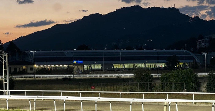 La cartolina di una splendida sera d'estate dall'ippodromo di Varese sorvegliato dal Campo dei Fiori La cartolina di una splendida sera d'estate dall'ippodromo di Varese sorvegliato dal Campo dei Fiori