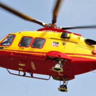 Laveno, scontro tra un'auto e una moto: in volo l'elisoccorso