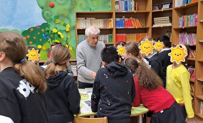 Una bellissima immagine di Ermanno Bazzani con i bimbi chini sui francobolli con lui Una bellissima immagine di Ermanno Bazzani con i bimbi chini sui francobolli con lui