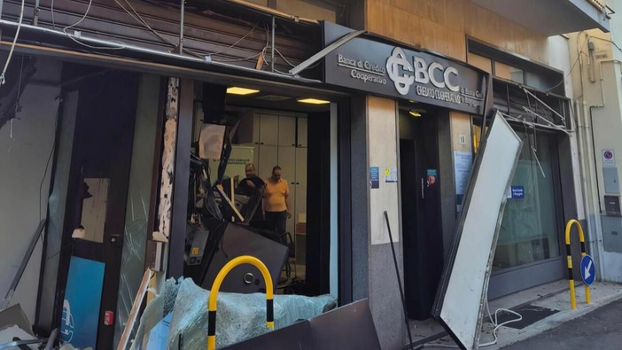 Samarate, dopo l'assalto al bancomat si contano i danni: «Un gesto criminale che colpisce un’intera comunità» Samarate, dopo l'assalto al bancomat si contano i danni: «Un gesto criminale che colpisce un’intera comunità»