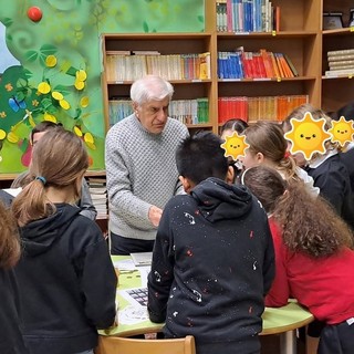 Una bellissima immagine di Ermanno Bazzani con i bimbi chini sui francobolli con lui Una bellissima immagine di Ermanno Bazzani con i bimbi chini sui francobolli con lui