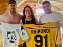 Daniela Colonna Preti tra Edoardo Raimondi e Alessio Piroso che hanno donato alla presidentessa della Polha una parte del ricavato della festa d'addio all'hockey del numero 91 giallonero Daniela Colonna Preti tra Edoardo Raimondi e Alessio Piroso che hanno donato alla presidentessa della Polha una parte del ricavato della festa d'addio all'hockey del numero 91 giallonero